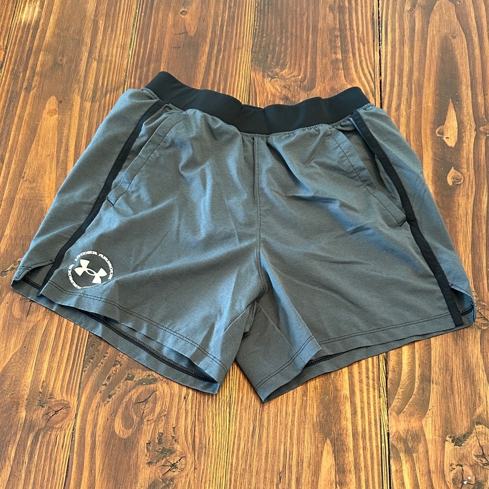 Under Armour Men's Charcoal and Black Athletic running Shorts run up the pace